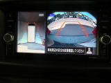 ギアを『R』に入れるとナビ画面に、まるで雲の上から覗いているような映像が映り、駐車をサポートしてくれます。
