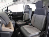運転席と助手席は足元が繋がっているので自由に行き来しやすいので駐車場が狭いときでも助手席側からスムーズに乗り降りできて便利!