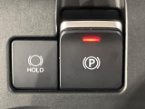 【電動パーキングブレーキ】パーキングブレーキは便利な電動式!ボタン一つで操作でき、アクセルを踏めば自動で解除されます♪レバーやペダルが無いので運転席廻りもすっきりしますね♪