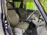 運転席シート廻りは使用感も少なく、良好な状態となっています。丁寧に使われていたことがよくわかりますね。広々とした2列目シートは居住性が高く、居心地も快適!友達や家族とのお出かけにぴったりです。