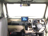 【前方視界】開放的な前方視界!運転がしやすく疲れにくいです♪窓が大きく、見通しがとっても良いおクルマですよ♪