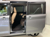 【両側ハンズフリーオートスライドドア】荷物やお子さまの抱っこで両手がふさがっていても、片足を振り入れるだけでスライドドアが開閉できます♪