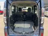後席を全て倒して、荷物専用のスペースにした状態です。これなら長いものも積めますし、ご旅行や趣味に活用できますね。
