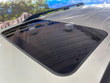 【サンルーフ】開放感たっぷりの希少装備、サンルーフが装着されています!車内に明かりを取り入れたり景色を楽しむ以外にも、車内の空気も簡単に換気できて快適です!