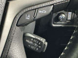 クルーズコントロール機能が付いています。 速度を設定するとアクセルを踏まなくても一定の速度で走ることができます。  高速道路ではとても便利な装置なんです。
