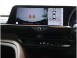 パノラミックビューモニター装備!トップビュー&フロントビュー・車両に取り付けたフロント、サイド、バックカメラの映像を合成して画面上に表示させることで、低速時の運転を補助する装置です。