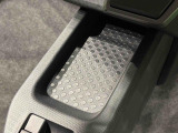 スマートフォンなどがスッキリ置けるセンターコンソールトレイです