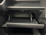 【グローブボックス】車検証入れ等の収納に便利です♪