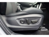 運転席にはパワーシートが付いております。パワーシートは指先1つで操作出来るためチカラの弱い女性の方でもシートに座ったまま操作出来ます♪