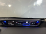 視界移動が少なく、疲れにくいセンターメーターをはじめ、運転に必要な機能をインパネ中心にまとめた使いやすさを考えられた運転席まわりです。