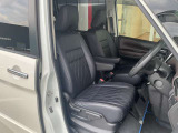 運転席と助手席はアームレストがついていますのでゆったりお座りになられます。