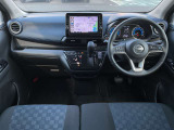運転席まわりは機能的にまとまっています。足元が広々のインパネATです♪