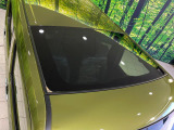 【ガラスルーフ】ガラスルーフ搭載で車内の解放感が一気にアップ!開放的なドライブをお楽しみいただけます。