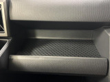 助手席側のインパネトレイは大きくてボックスティッシュも置けます!