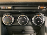 温度の設定のみで快適な風量やモードなどを自動調整してくれるフルオートエアコンを装備!
