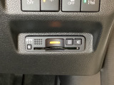 ハンドルの右下にETCがついています。高速道路の料金所の通過も楽々です!。 カードの取り出しもしやすい場所についています。