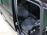 程よい硬さとホールド性が高いシートで長時間運転も快適です。