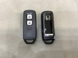 スマートキーを装備しています。鍵を差し込むことなくドアロックの開け閉めと、スタートボタン操作でのエンジンスタートができます。スペアキーも同じものを用意しております。