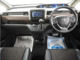 運転にかかわる様々な操作を安全に行えるように視点移動が少なく、操作性に配慮されたスイッチ類が凝縮されたコクピットです。