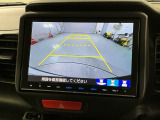 リバースギアに入れるだけで後方の表示へ切り替わります。夜間や雨の日の駐車も楽になりますよ。