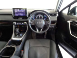 革巻きステアリングで快適な操作性の運転席です。