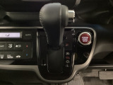 CVT車のセレクトレバーです。低速から高速まで、変速ショックのないスムーズな走りを実現するとともに、エンジン効率のよい領域を維持することで燃費にも貢献します。