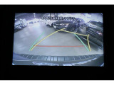 バックギヤに入れるとバックカメラの映像がナビに映ります。ハンドルと連動してガイドラインも曲がってくれるのでバックがしやすいです。