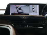 サイドクリアランスビュー表示中に、旋回時の運転操作に合わせて自動で車両を斜め後方から見たような映像を表示。