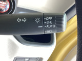 【オートライト(AUTO)】外の明るさをシステムが感知して、自動でヘッドライトが点灯します。ヘッドライトつけ忘れを防ぐ便利機能です