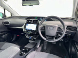 運転席まわりです。 各操作スイッチは使いやすい位置に配置されてます。