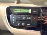 【オートエアコン】一度お好みの温度に設定すれば、車内の温度を検知し風量や温度を自動で調整。暑い&hellip;寒い&hellip;と何度もスイッチ操作をする必要はありません。快適な車内空間には必須の機能ですね♪
