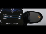 隣車線を走る車両をレーダーで検知し、ドアミラーでは確認しにくい後側方エリアに存在する車両に加え、急接近してくる車両も検知します。車両を検知するとドアミラーに搭載されたLEDインジケーターが点灯します。
