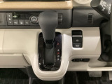 CVT車のセレクトレバーです。低速から高速まで、変速ショックのないスムーズな走りと、エンジン効率のよい領域を維持して燃費にも貢献します。サイドブレーキはスイッチ操作の電子制御パーキングブレーキです。