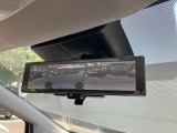 インテリジェントルームミラーは、大きな荷物や後席に背の高い人が乗車した時などでも関係なく後方の確認が出来て安心ですまた、夜間の後続車のライトも眩しさが軽減されます。