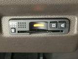 ハンドルの右下にETCがついています。高速道路の料金所の通過も楽々です!。 カードの取り出しもしやすい場所についています。