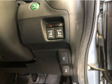 【両側電動スライドドア】リモコンや運転席のスイッチ操作のほか、ドアハンドルを少し引くだけでリアドアが自動開閉します♪