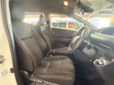 運転席の画像です。足元やシートまわりに余裕があり、リラックスした姿勢で運転が可能です。視界も良好で操作系へのアクセスもしやすく、快適で安心感のあるドライブをサポートします。