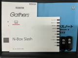 スマートキーは鍵をバッグに入れたままでもドアロックの開閉やエンジンのON・OFFができます。夜間や雨の日も鍵を探さなくて良いので便利です。