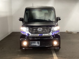 【HID】ディスチャージヘッドライトが装備されています。夜間走行時や雨の日に明るく安全に前方を照らすことが出来ます。対向車からも見えやすいので相手に接近を知らせることも出来ます。
