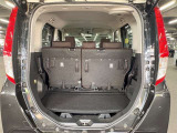 トランク収納スペースをご確認ください。荷物の積み下ろしがしやすい広さを確保しており、日常使いからレジャーまで幅広く活用できます。