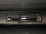 【ETC2.0(DSRC/ITSスポット)】ETCカードを挿入すれば料金所はノンストップで通過できます。ETC限定の割引や、高速道路の情報提供サービスを利用できます。