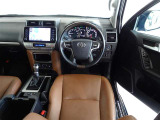 革巻きステアリングで快適な操作性の運転席です。