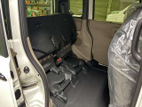 後部座席はチップアップ機能がついており、背の高いお荷物も楽々積むことができます。