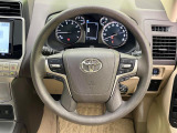 インテリアに合わせたデザインのステアリングは、運転される方のことも考え、運転しやすい形状、大きさです。是非一度、実際に触ってお確かめください。