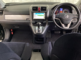 車内は光触媒抗菌消臭施工済です。インパネ周りはスタイリッシュなデザインです。グローブボックスやカップホルダーのほかにトレーなどたくさんの収納スペースが付いています。