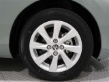 アルミホイールを装備、タイヤサイズは185/65R15です。