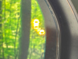 【ブラインドスポットインフォメーション】走行中、ドアミラーの死角になりやすい箇所に後続車が接近するとサイドミラー付近に警告を表示、ドライバーに注意喚起をしてくれます。