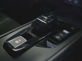 先進的なシフトノブや電動パーキングブレーキなどが並ぶセンターコンソール