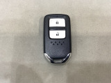 スマートキーを装備しています。鍵を差し込むことなくドアロックの開け閉めと、スタートボタン操作でのエンジンスタートができます。
