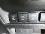 電動スライドドアのスイッチで車内からもスライドドアの開閉ができます。イージークローザー機能で半ドアになることも防止してくれます。